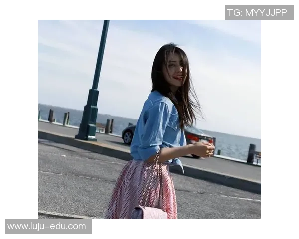 足球明星翘臀写真展现运动魅力与时尚风采的完美结合